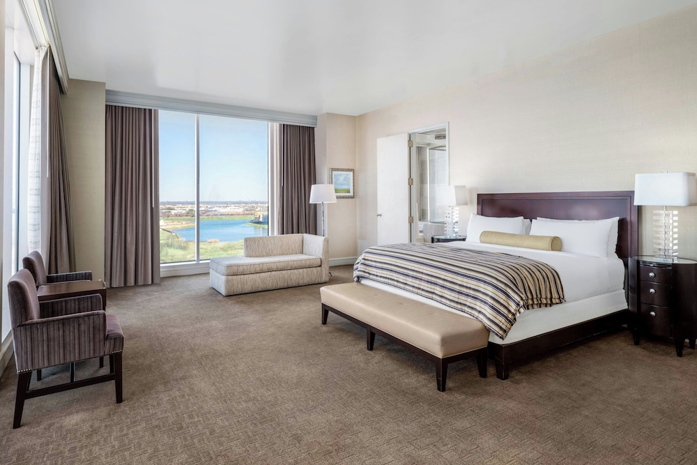 Presidential Suite, 1 King Bed, Balcony photo 3