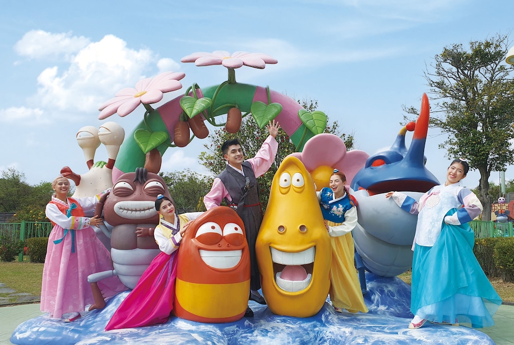 [Hanbok PKG]Family Connecting Room (Sky Pool+Water Park+Theme Park BIG3)+Hanbok rental 4 hours for 2 photo 2