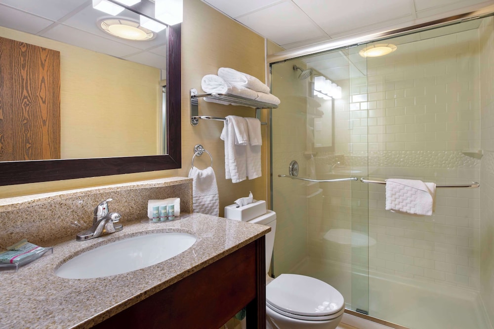 Standard Room, 2 Queen Beds, Non Smoking, Refrigerator & Microwave photo 2