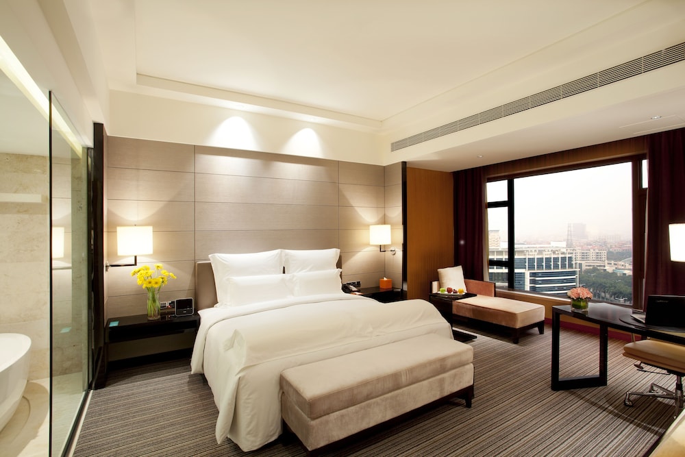 Deluxe Room, 1 King Bed - Photo 3