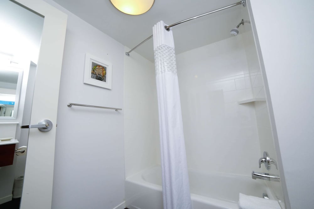 Room, 2 Queen Beds, Accessible (Hearing) - Photo 5