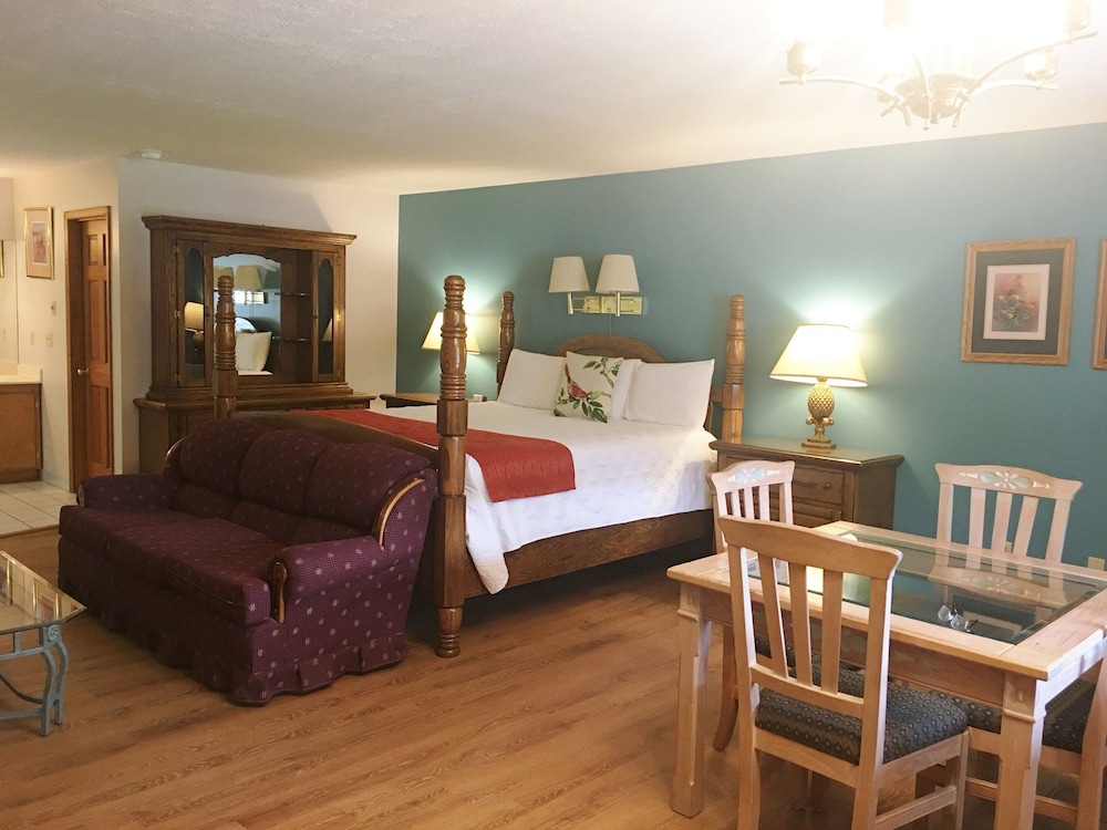 Honeymoon Studio Suite, 1 King Bed, Bathtub, Mountain View photo 1