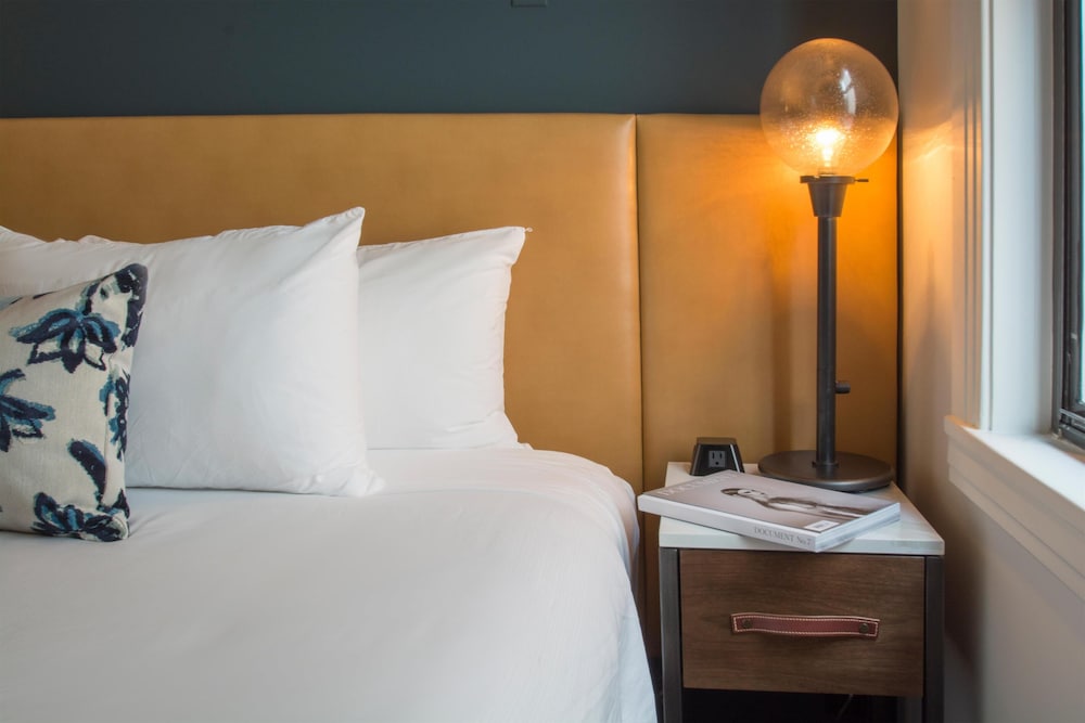 Room, 1 Queen Bed (Partial View)