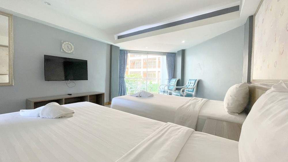 Deluxe Room, 2 Twin Beds, Pool View - Photo 6