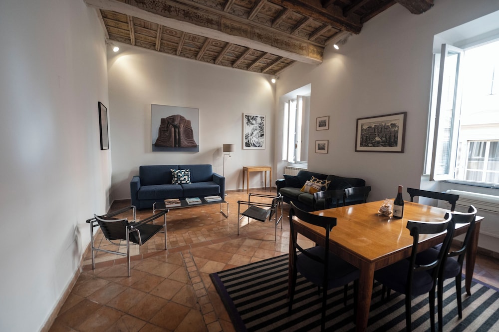 Artsy and Elegant Apartment near Pantheon (Via di Santo Stefano del Cacco)
