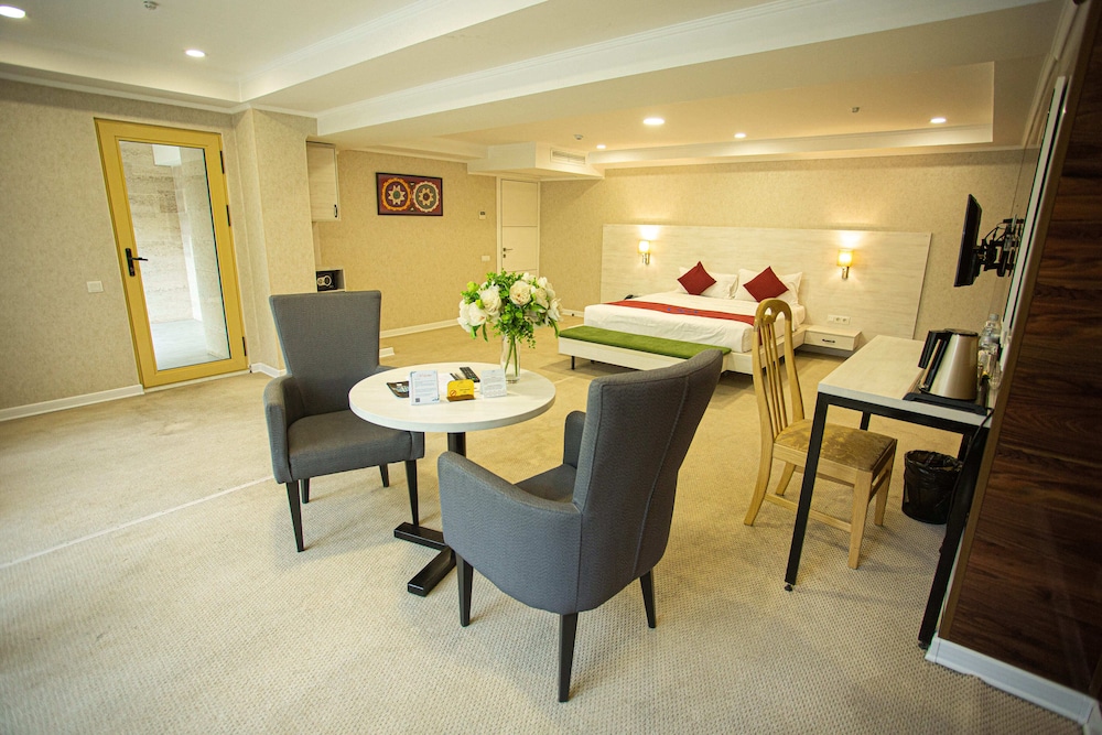 Junior Double Room, 1 Bedroom, Courtyard View photo 1