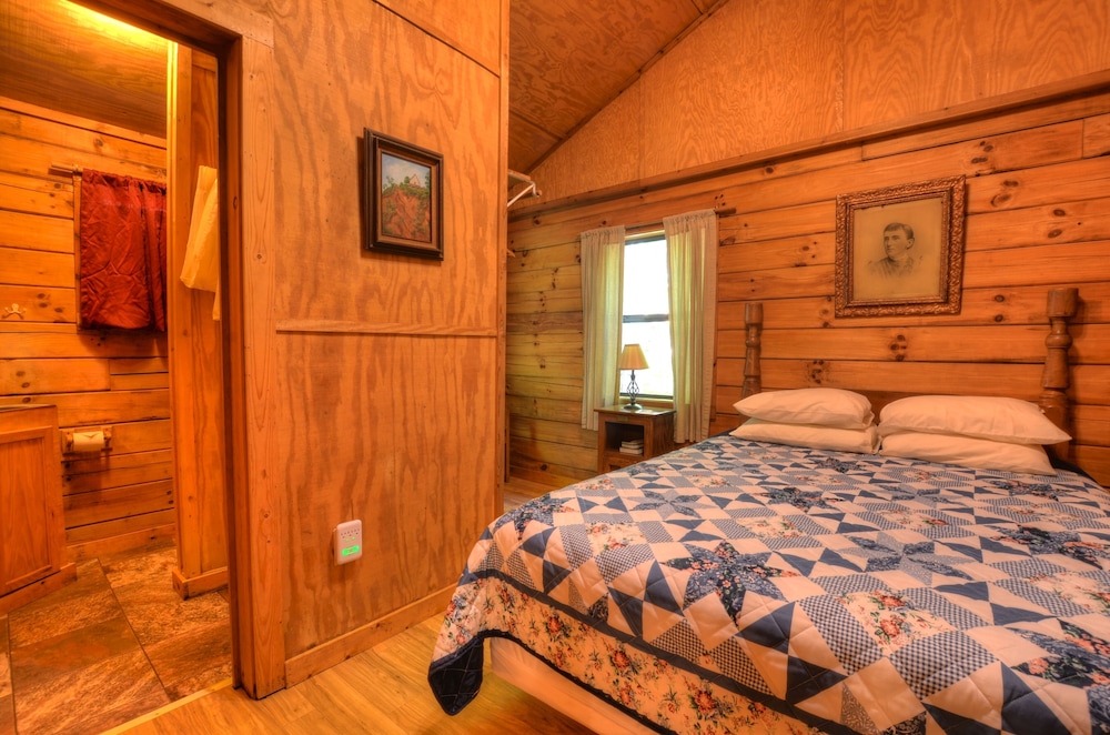 Comfort Cabin, 4 Bedrooms, Jetted Tub photo 1