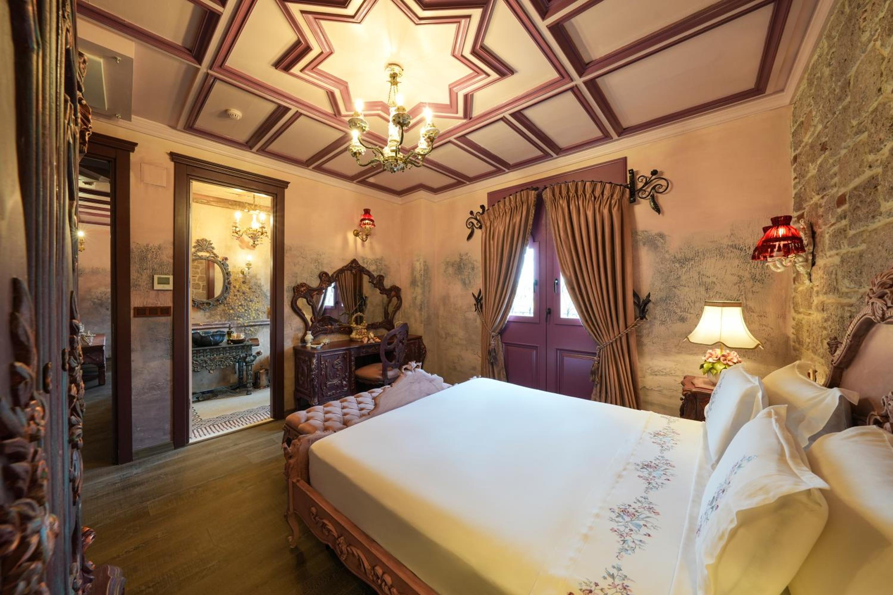 Queen Suite with Sea View - Photo 18