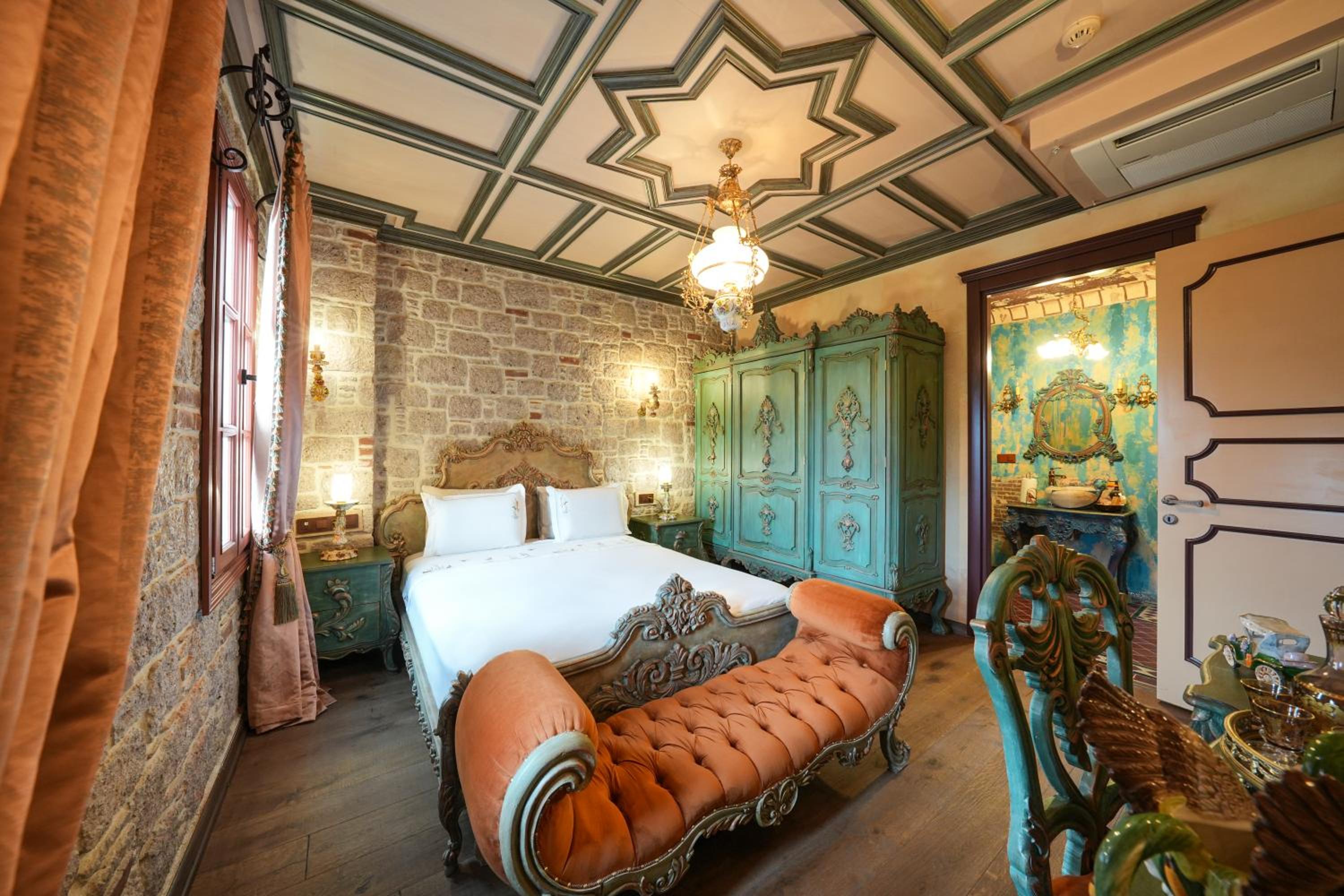 Queen Suite with Sea View - Photo 15
