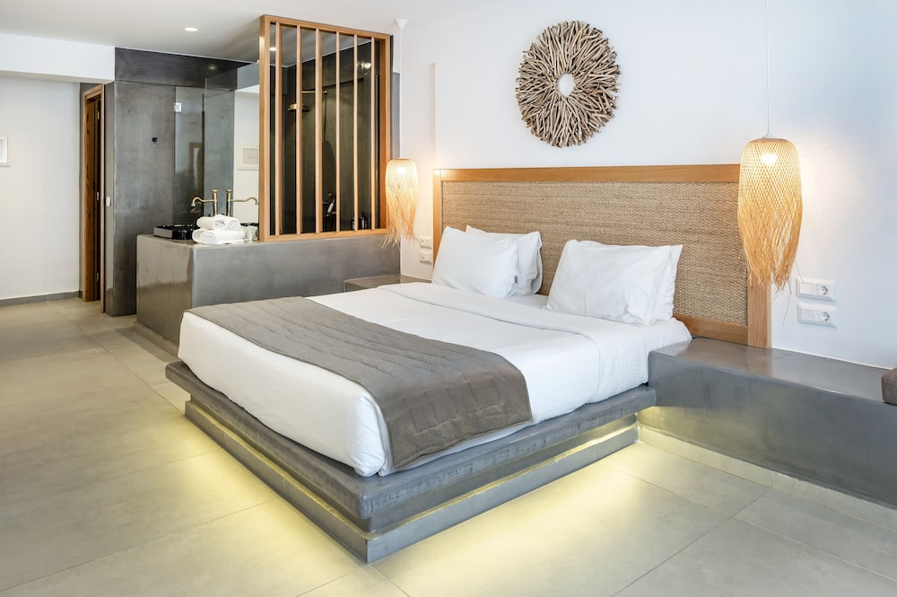 Junior Suite with sharing pool - Photo 6