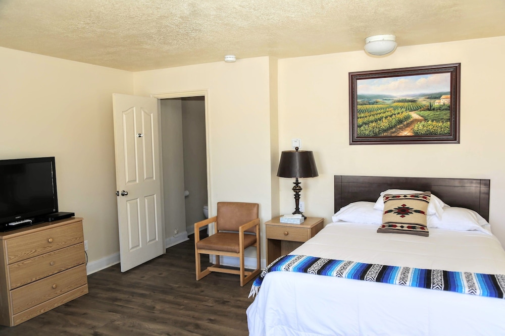 1 Queen Bed, Sleeps 2