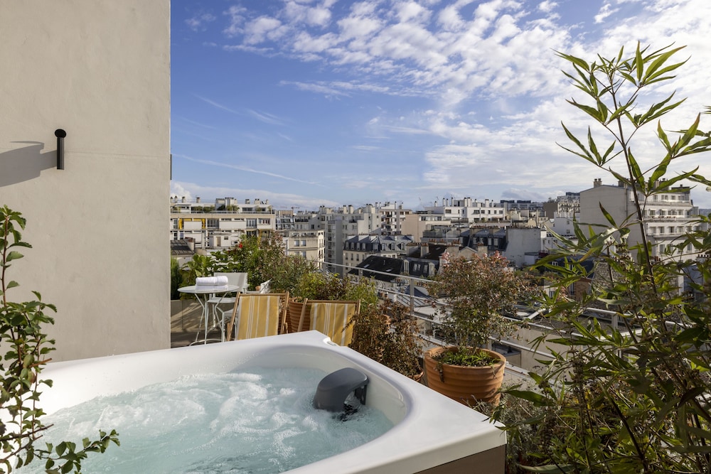 Panoramic Suite (Terrasse et Jacuzzi) photo 3