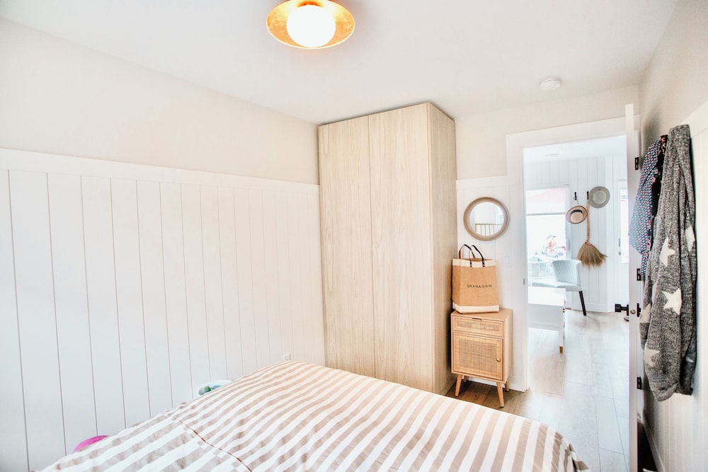 Classic Cabin 10 - 2 Queen Bedrooms + 2 Single and Sofa Bed, 1 Bathroom, Kitchen & Beachfront Views