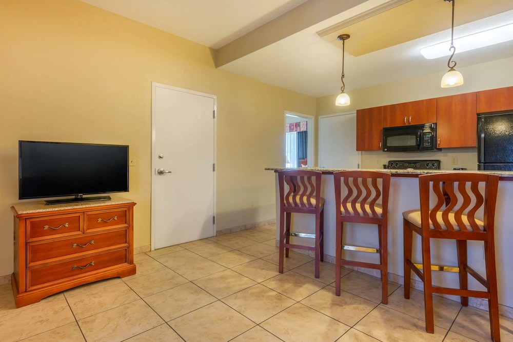Suite, Multiple Beds, Non Smoking - Photo 3