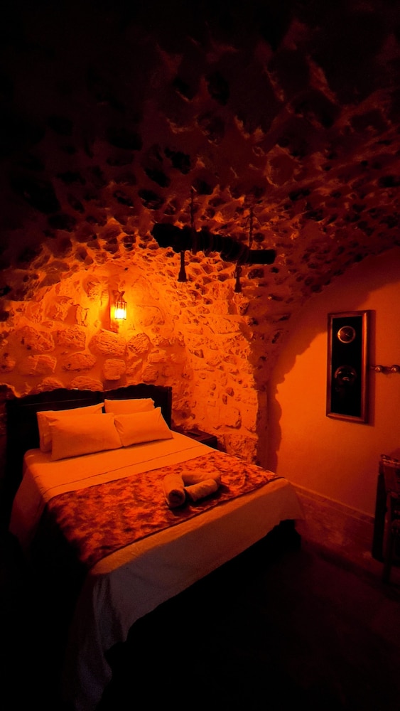 Economy Double Room, 1 King Bed - Photo 18