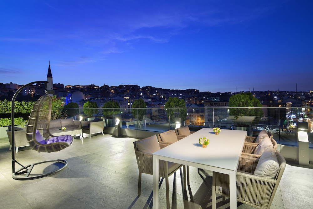 King, Suite, 1 Bedroom, Terrace thumbnail 6