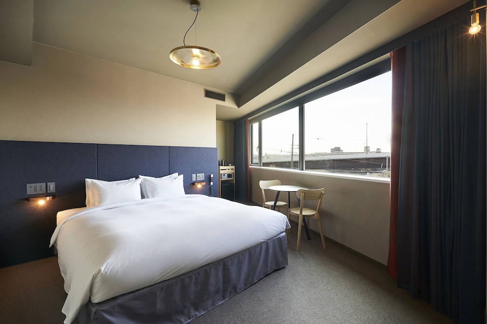 Deluxe King with Stacking Bed, Non Smoking (Shower Only) photo 1
