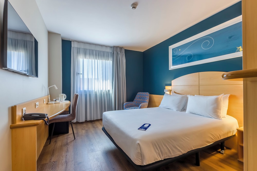 Room - Photo 2