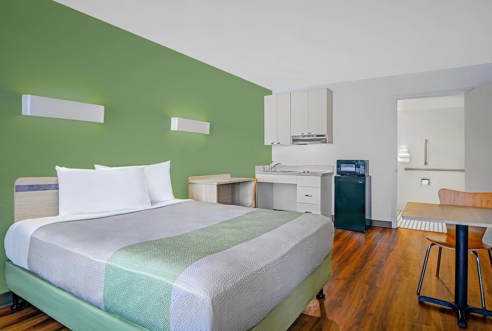 Deluxe Room, 1 Queen Bed, Accessible, Non Smoking photo 1