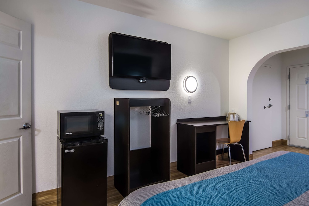 Deluxe Room, 1 King Bed, Non Smoking, Refrigerator & Microwave - Photo 3