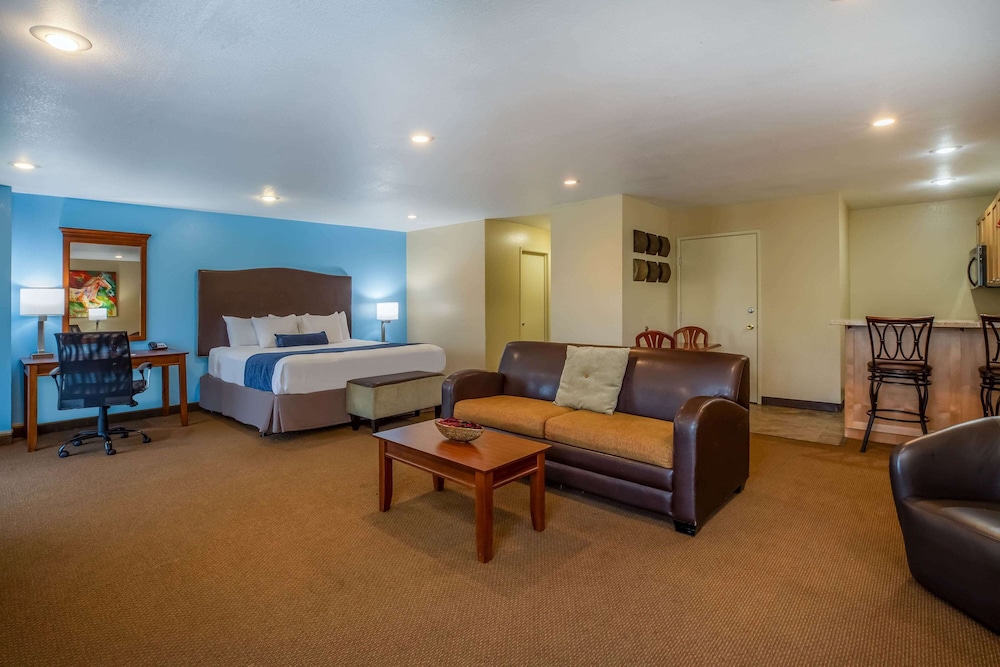 Suite, 1 King Bed, Non Smoking, River View (Not pet friendly) - Photo 4