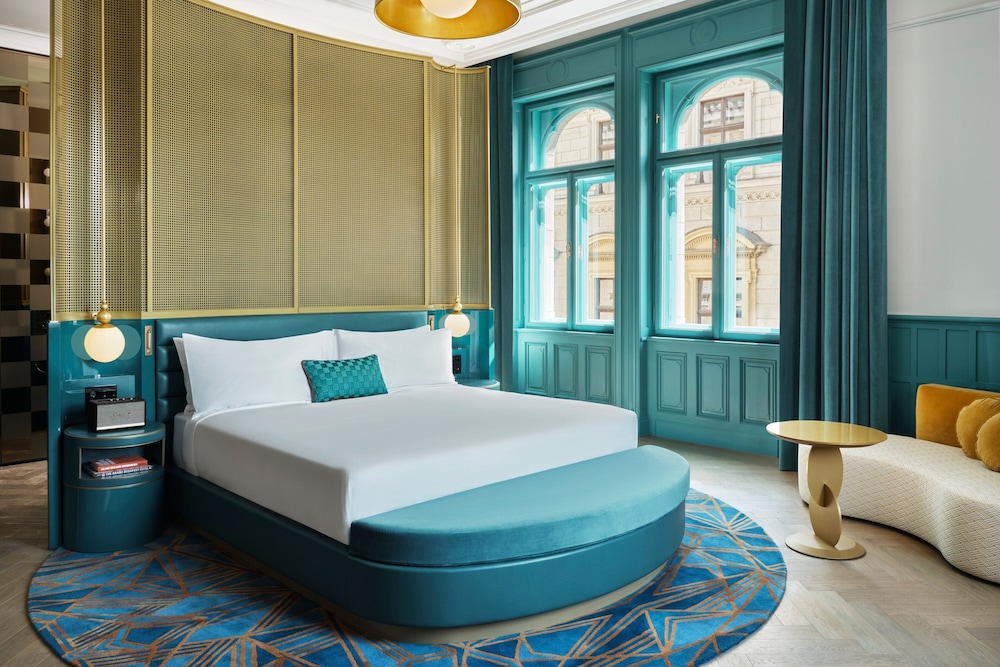 Superior Suite, 1 King Bed, City View