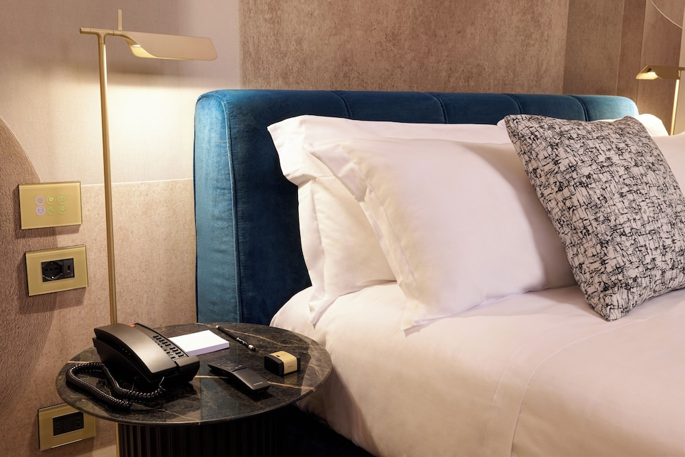 Premium Double or Twin Room, Non Smoking thumbnail 5