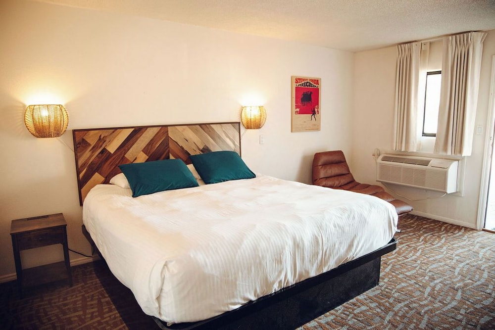 Basic Room, 1 King Bed, Non Smoking photo 1