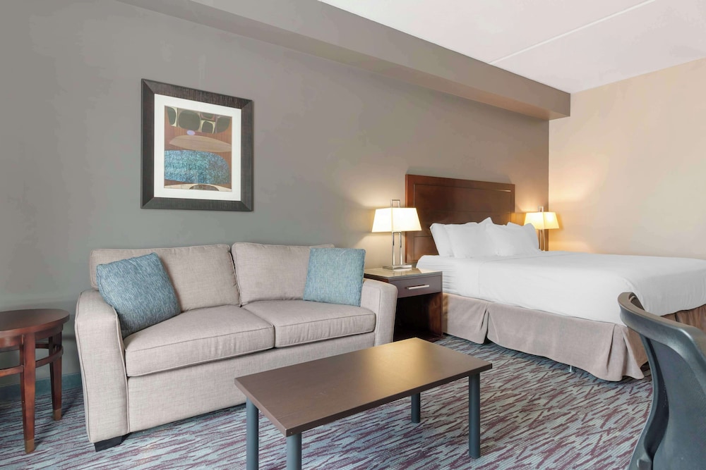 Suite, 1 King Bed, Non Smoking, Jetted Tub (with Sofabed) photo 3
