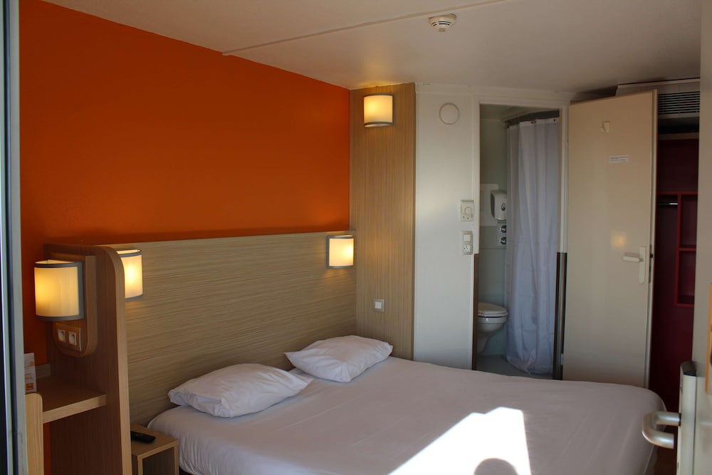 Standard Room, Multiple Beds (1 Double and 1 Single bed) - Photo 3