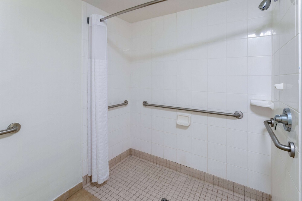 Suite, Accessible - Photo 4