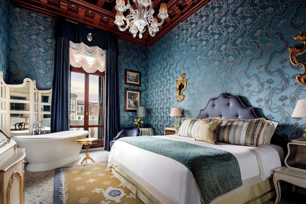 Grand Room, 1 King Bed thumbnail 5