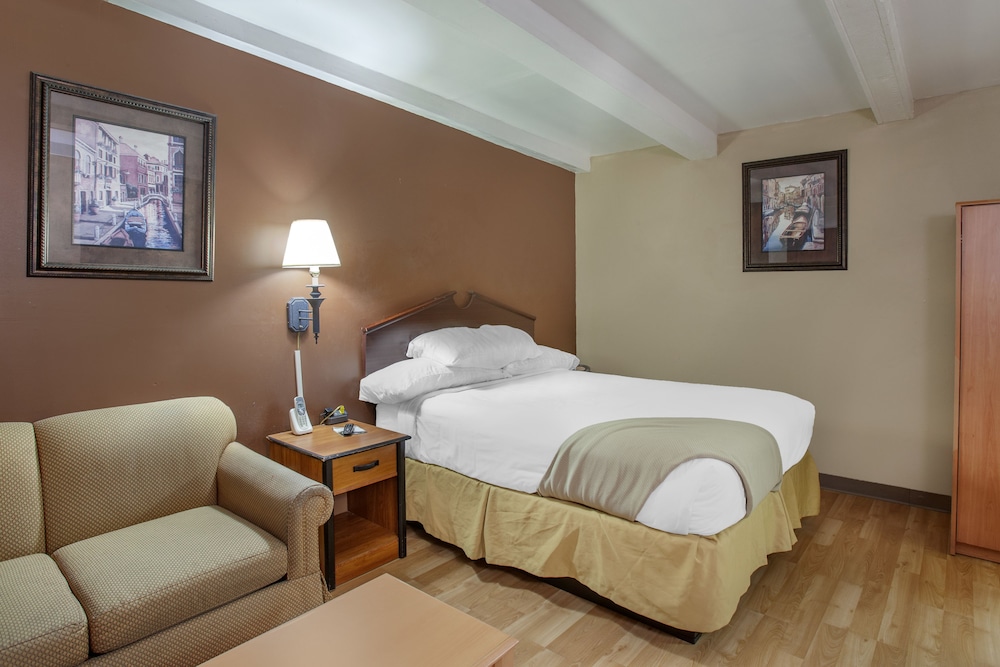 Standard Room, 1 Queen Bed, Non Smoking photo 2