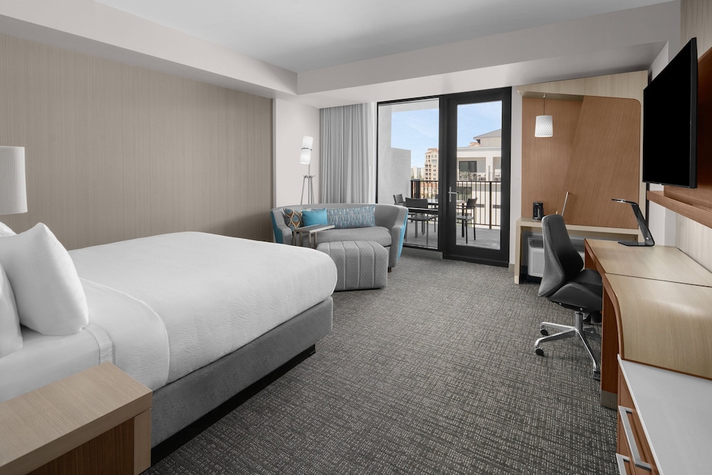 Room, 1 King Bed with Sofa bed, Balcony (Mobility/Hearing Accessible, Tub)