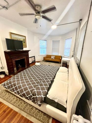 Family Room with Private Bathroom - Photo 12