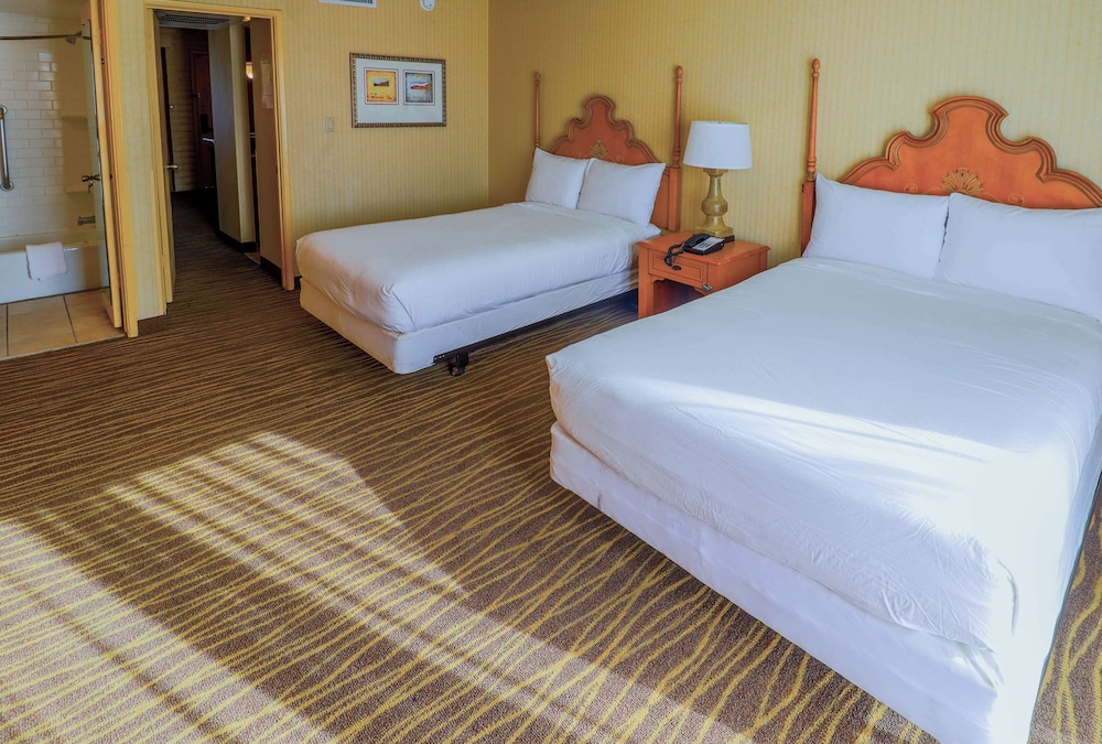 Standard Room, 2 Double Beds, Non Smoking - Photo 5
