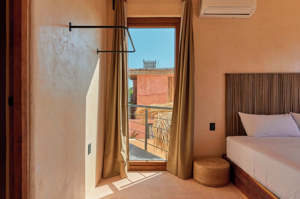 Suite, 1 King Bed, Balcony, Sea View photo 3