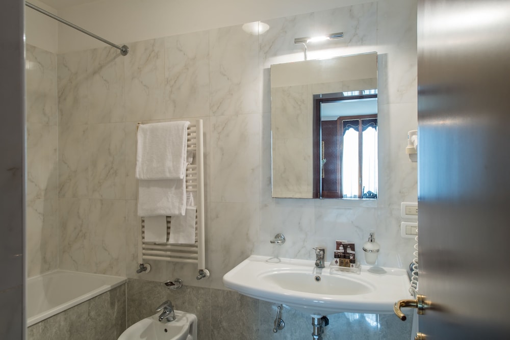 Deluxe Room, Terrace, Canal View