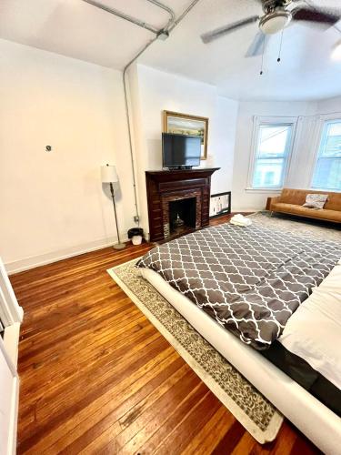 Family Room with Private Bathroom - Photo 14