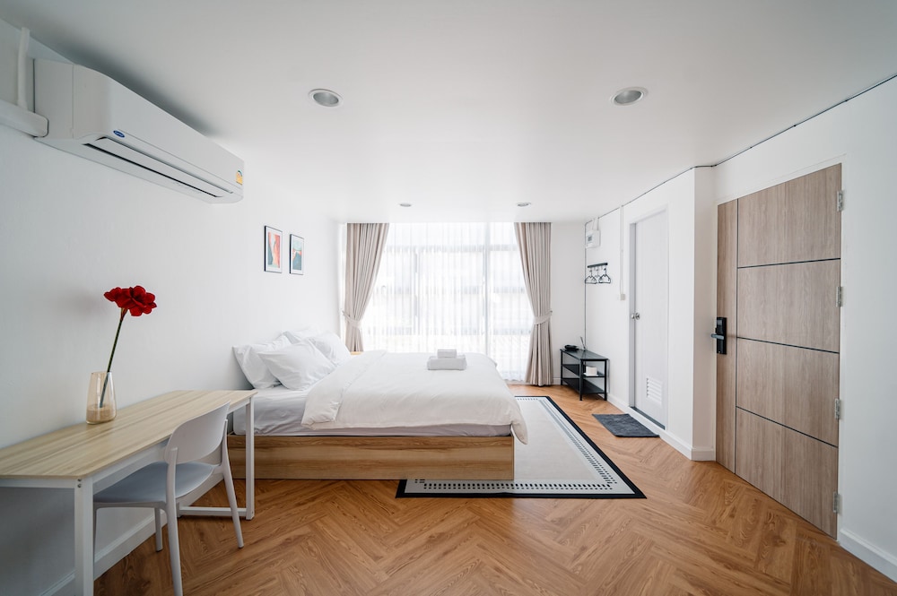 Classic Double Room, 1 King Bed with Sofa bed photo 3