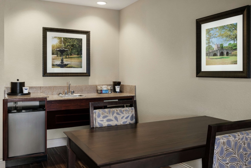 Suite, 1 King Bed, Accessible (Mobility & Hearing, Roll-in Shower) - Photo 4