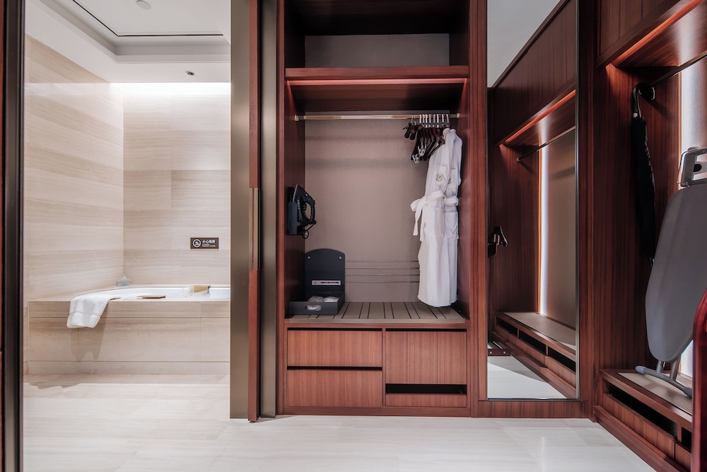 Executive Suite, Courtyard View photo 3