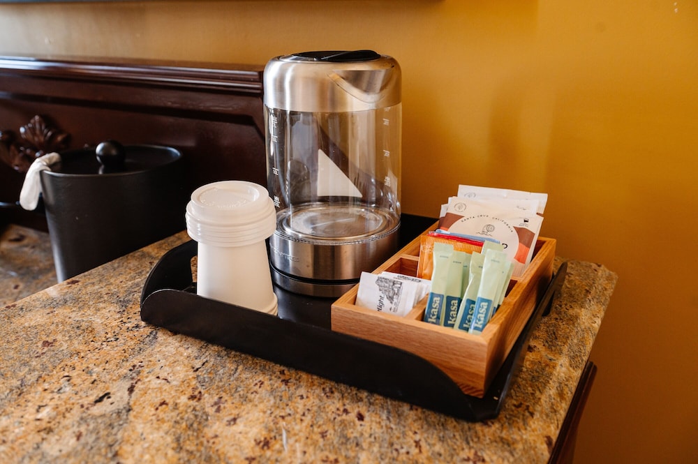 King Suite (24/7 Front Desk) - Photo 8