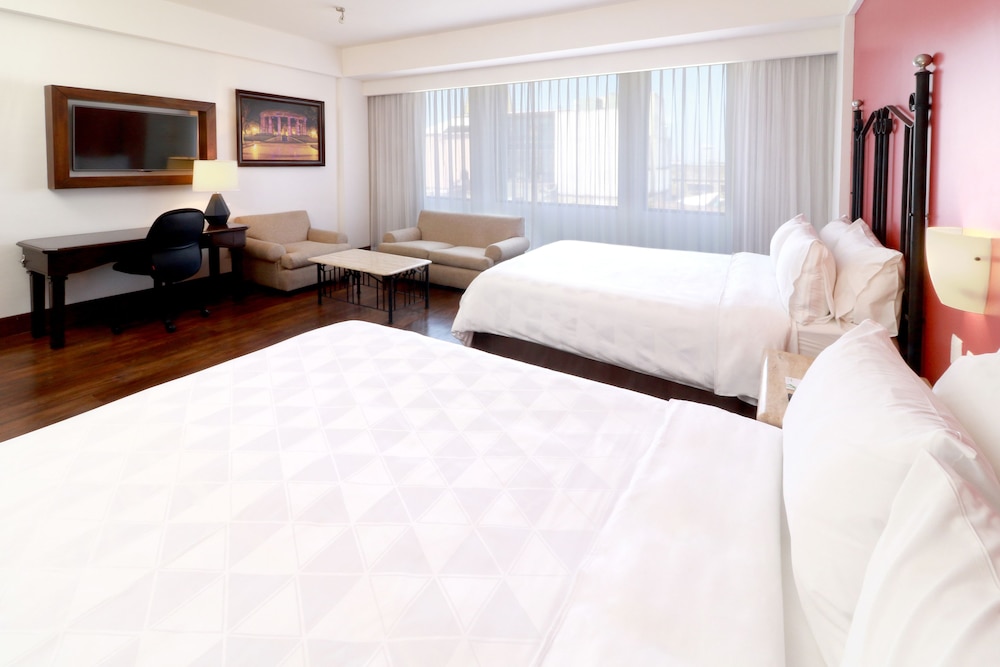 Premium Room, 2 Queen Beds - Photo 4