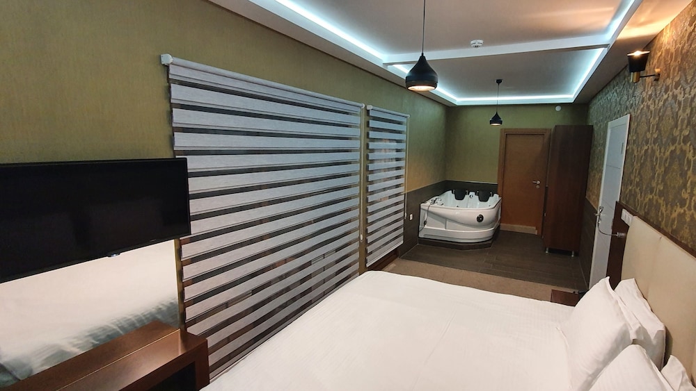 Deluxe Double Room, Jetted Tub photo 2