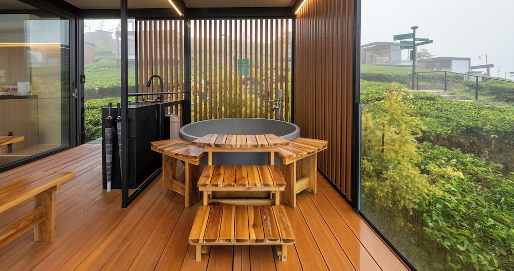 Grand Cabin Hot Tub photo 1