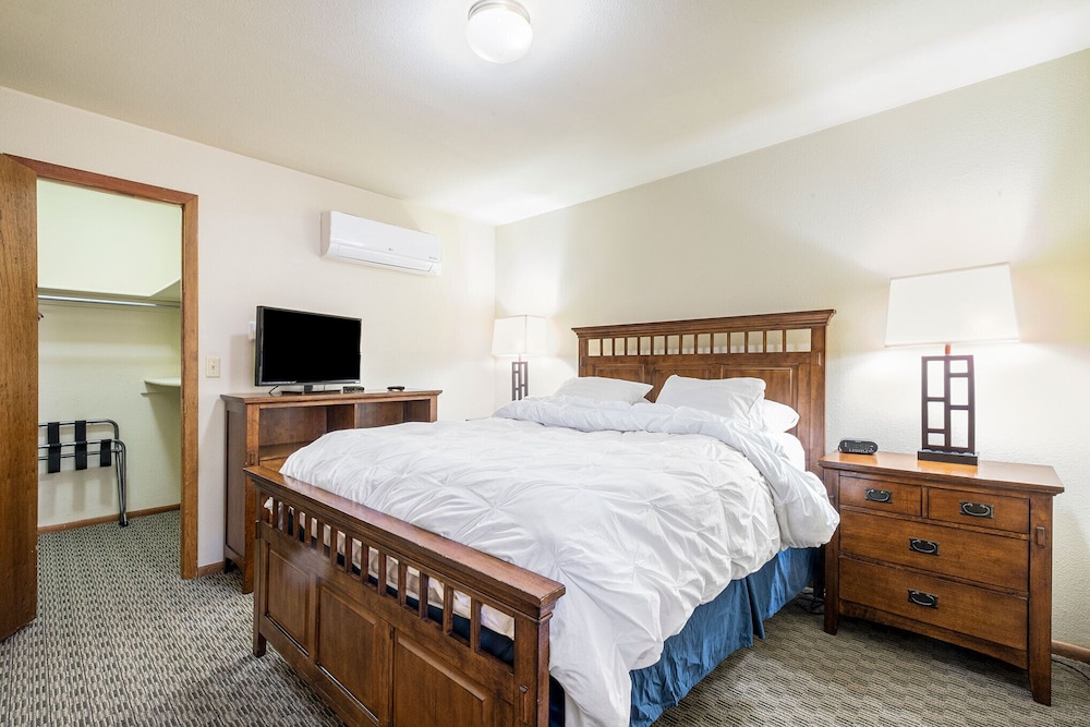 Country, One Bedroom Suite (1 Queen Bed with Sofa Bed)