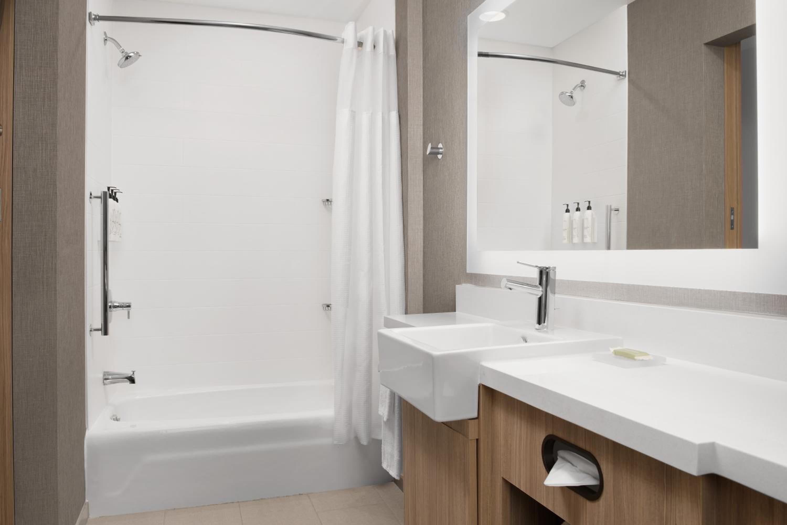 Queen Suite with Mobility Accessible Tub photo 2