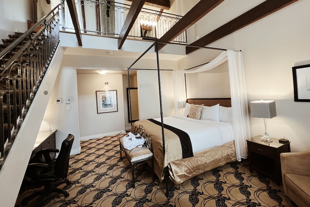 Contemporary Junior Suite (Lady Godiva & Sewell)