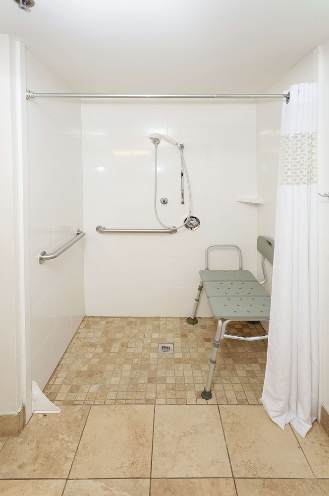 Room, 1 King Bed, Accessible, Non Smoking - Photo 5